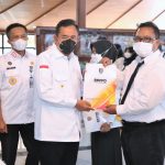 Bupati Cilacap Tatto Suwarto Pamuji secara resmi telah menyerahkan Surat Keputusan Pengangkatan Pegawai Pemerintah dengan Perjanjian Kerja (PPPK) kepada 1.440 tenaga Guru Tahap II di Pendopo Wijayakusuma Cakti pada Rabu (29/06/22).